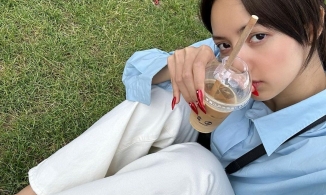 Lisa BlackPink mang giày lười - phong cách quiet luxury được giới tỷ phú ưa chuộng