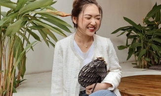 Áo trắng và quần jeans xanh - bộ đôi thời trang trường tồn với thời gian