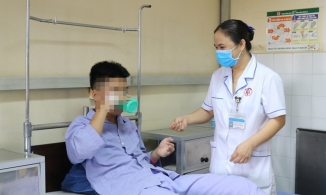 Quảng Ninh: Nam sinh bị rách tầng sinh môn do bạn dựng bút dưới ghế