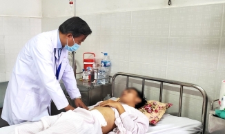 Không có hậu môn, người đàn ông 25 năm đi đại tiện bằng đường tiểu