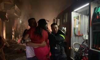 Hà Nội: Cứu 2 người lớn 3 trẻ em kẹt trong cửa hàng gas bị cháy