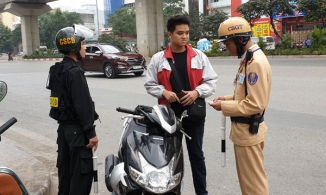 Khi nào cảnh sát giao thông được kiểm tra cốp xe, điện thoại của người dân?