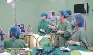 Người phụ nữ mang song thai hiếm gặp, một trong một ngoài tử cung