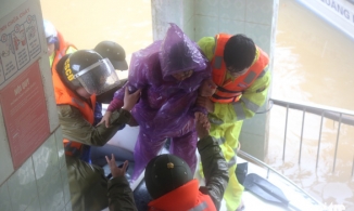 Đưa bà bầu đi sinh bằng ca nô trong lũ lớn ở Quảng Bình 