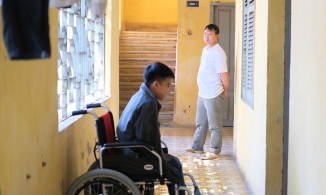 Bố nam sinh 10 năm được bạn cõng đi học theo con lên giảng đường mỗi ngày