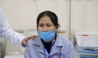  Mất trắng gia tài vì lũ, 2 vợ chồng cùng mắc ung thư nhường nhau điều trị