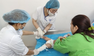 Bé 7 tháng tuổi phải nằm viện 4 tuần vì mẹ dùng kem đánh răng chữa bỏng 