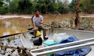 Suýt mất con vì mải cứu hơn 300 người trong lũ dữ 