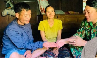 Thấy vàng trong túi áo cứu trợ, gia đình nghèo ở Quảng Trị tìm người để trả