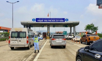 Đội lốt xe chở hàng cứu trợ để được miễn phí đường bộ