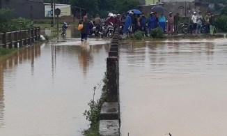 Nghệ An: 3 chú cháu bị lũ cuốn trôi khi cố đi xe máy qua đường ngập 