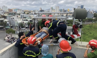 Một công nhân tử vong khi đang chống thấm mái nhà sau bão