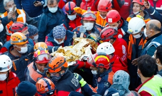 Bé 3 tuổi sống sót kỳ diệu sau 65 giờ bị động đất 7 độ Richter vùi lấp