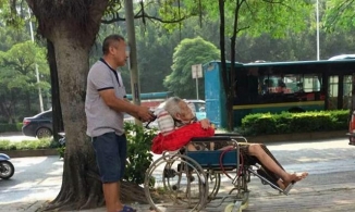 Người đàn ông đẩy mẹ già ra đường mỗi đêm để vợ được ngủ ngon