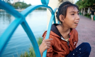 Chuyện xúc động sau bộ ảnh 'cô bé khờ' ngồi bờ sông chờ cha đi nhặt ve chai