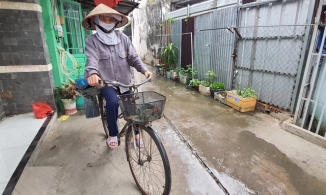 Chị ve chai nhặt được 14 chỉ vàng hồi môn của nhà nghèo, cả 2 ôm nhau khóc