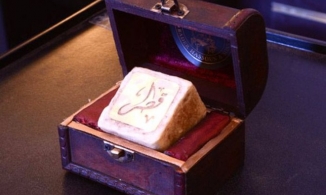 Bánh xà phòng thơm giá 85 triệu đồng làm từ vàng và kim cương