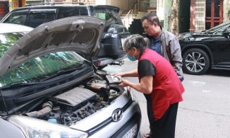 Cụ bà 72 tuổi nổi tiếng Hà Nội nhờ tài sửa chữa ắc quy xe hơi xe máy