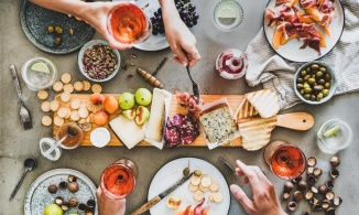 Cách kết hợp rượu vang và phô mai hoàn hảo để tôn lên vị ngon của cả hai