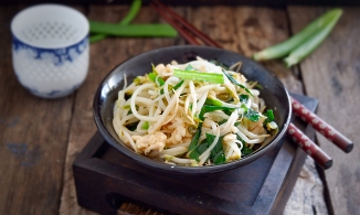 Cơm tối trọn vị ngon với món thịt gà xào giá đỗ