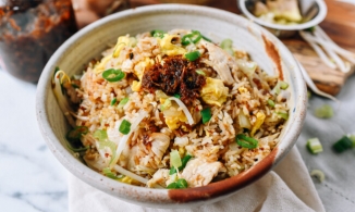 Cách làm cơm chiên thịt gà cực ngon từ cơm nguội còn dư