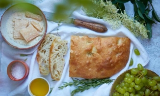 Focaccia, món bánh mì dẹt tưởng giống pizza nhưng hoá ra khác xa của Ý