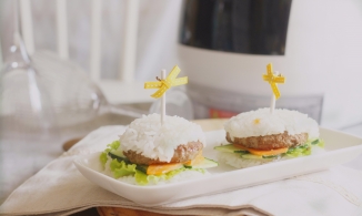 Cách làm burger bò bằng cơm tại nhà vừa ngon vừa đẹp