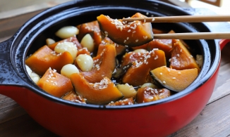 Cách làm bí đỏ om nước tương đưa cơm cực kỳ dù là món chay