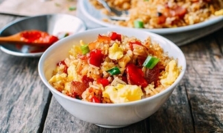 Cách làm cơm rang trứng thịt ngon, hạt săn giòn mà không bị khô