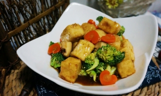 Cách làm đậu phụ sốt rau củ chiều được vị giác cả người ăn chay và ăn mặn