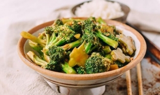 Cách làm bông cải xào dầu hào dễ làm mà nồi cơm đầy cũng hết veo