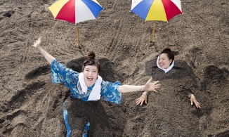 Tắm cát ở bãi biển Ibusuki, Nhật Bản, trải nghiệm trên 300 tuổi được nhiều người ưa thích