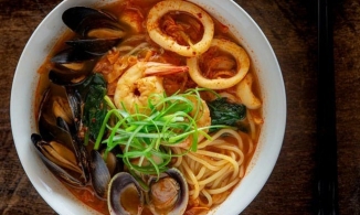 Cách làm mì hải sản cay Jjamppong Hàn Quốc nóng hổi vừa thổi vừa ăn cho ngày lạnh