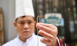 Mì sợi vàng, món mì Trung Quốc sợi mì phải xuyên được qua cây kim mới đạt chuẩn