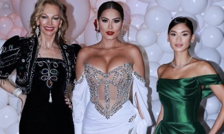 Chẳng ai còn quan tâm Hoa hậu Hoàn vũ mặc gì khi chiêm ngưỡng hình ảnh này