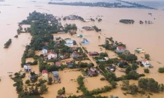 Miền Trung sau 3 cơn bão: Người và của trôi theo lũ, chỉ rác và bùn ở lại