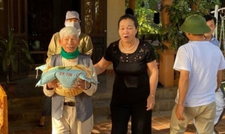 Cụ ông 98 tuổi đứng ra vận động quyên góp được 3 tấn gạo cho miền Trung