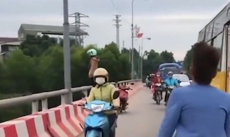 Cản phụ nữ nhảy cầu nam thanh niên suýt lao vào xe máy