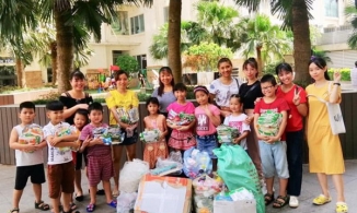 Hà Nội: Người dân mang rác đi... quyên góp