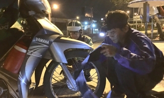 Người đàn ông mỗi đêm chạy 100 cây số để tìm người cần giúp