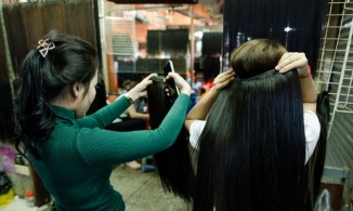 Phụ nữ nghèo Campuchia chấp nhận xui xẻo bán tóc kiếm tiền đóng học cho con