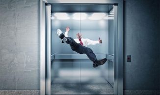 Làm thế nào để sống sót và đảm bảo an toàn tối đa khi thang máy rơi tự do?