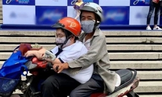 Hai cha con bại liệt cùng nhau nhận tấm bằng tốt nghiệp Đại học loại giỏi