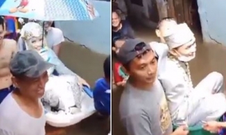 Chú rể dùng chậu tắm để rước cô dâu về dinh trong đám cưới giữa mùa lũ