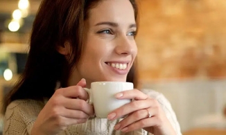 Biết tất tần tật một cô gái chỉ qua cách cầm ly nước