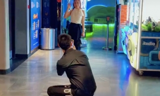 Ông xã Ốc Thanh Vân gây sốt với hành động quỳ gối giúp vợ ở nơi công cộng