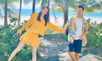 Nhã Phương tình tứ bên Trường Giang đi nghỉ mát nhưng đôi chân mới là tâm điểm