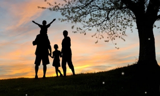 Rồi một ngày, cha mẹ cũng sẽ già thế nên đừng tiếc lời yêu thương