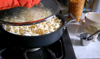 Cách làm bắp rang bơ bằng chảo đơn giản mà ngon như ở rạp chiếu phim