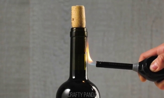 Có rượu vang nhưng không có dụng cụ mở rượu vang, thứ nhà nào cũng có này sẽ giúp bạn
